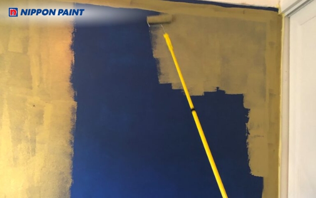 Thi công sơn nhũ đều tay giúp lớp sơn mịn và hiệu ứng ánh kim đồng nhất