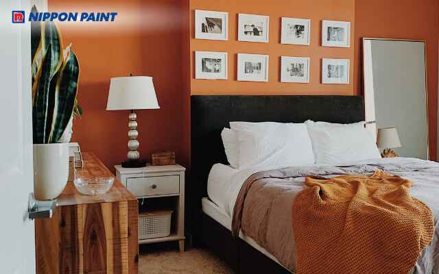 Phòng ngủ màu cam đất trầm ấm, decor tinh tế bằng gối và thảm họa tiết nhẹ nhàng