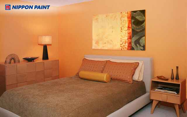 Phòng ngủ sơn màu cam nhạt dịu mắt kết hợp nội thất trắng mang đến không gian thanh thoát
