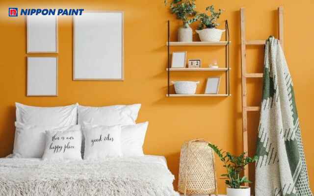 Sơn tường phòng ngủ cam vàng nhạt hài hòa cùng các món đồ decor tinh tế