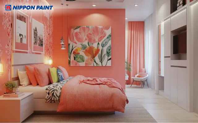 Sơn tường phòng ngủ màu cam đào kết hợp ga giường và thảm màu trung tính, hài hòa