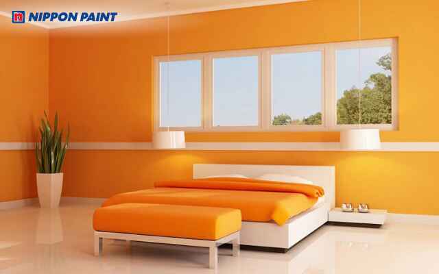 Phòng ngủ sơn tone cam vàng nhạt mang đến không gian rộng rãi, tươi mới