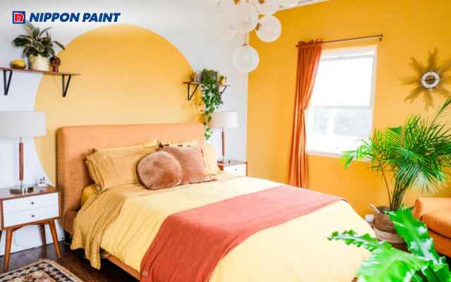 Phòng ngủ tone cam sáng kết hợp rèm cửa màu pastel mang lại không gian dễ chịu, thư giãn