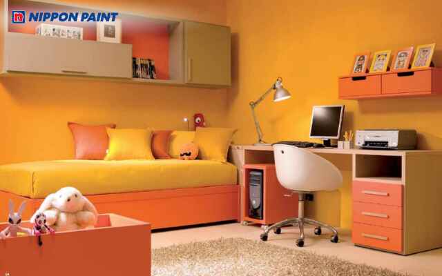 Phòng ngủ màu cam kết hợp vàng trang trí thảm, gối và rèm cửa tinh tế, ấn tượng