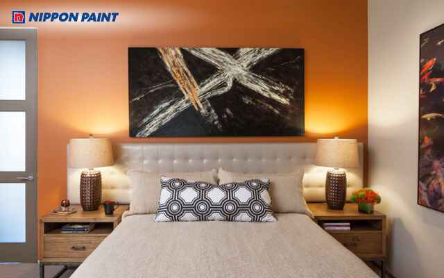 Phòng ngủ sơn tone cam đất trầm ấm kết hợp nội thất gỗ nâu tạo cảm giác dễ chịu và tinh tế