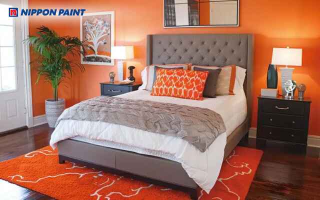 Phòng ngủ phối màu cam và xám tạo không gian vừa ấm áp vừa hiện đại, thanh lịch