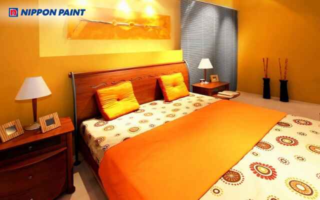 Sơn tường cam phối vàng làm điểm nhấn nội thất và phụ kiện nổi bật, sinh động