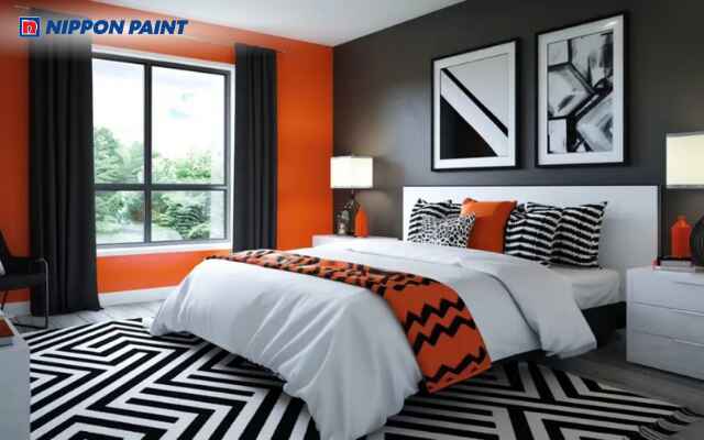 Phòng ngủ màu cam phối xám trang trí thảm, gối và rèm cửa đồng bộ, hài hòa