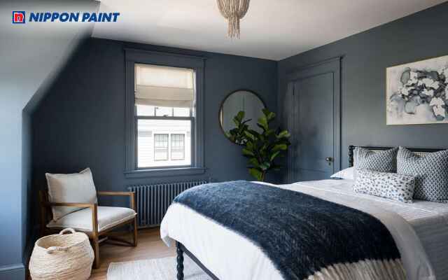 Phòng ngủ màu xám xanh tươi mới kết hợp cây cảnh và ánh sáng tự nhiên