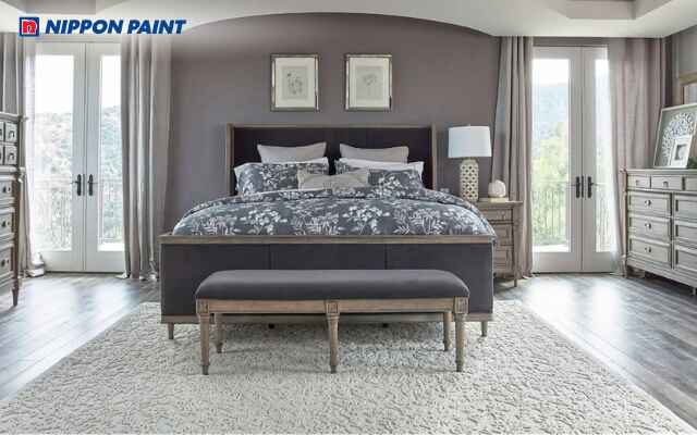 Phòng ngủ xám tân cổ điển phối hợp ánh sáng vàng tạo cảm giác ấm cúng