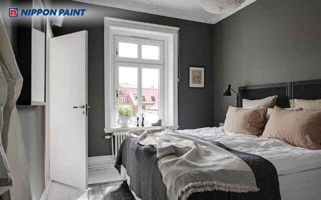 Phòng ngủ xám đen phối hợp đèn vàng tạo không gian huyền bí và cuốn hút