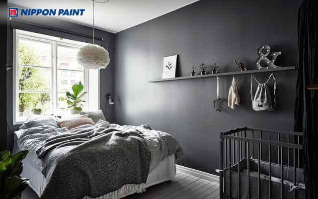 Gam xám đen kết hợp phụ kiện trang trí sáng màu mang đến phòng ngủ ấn tượng