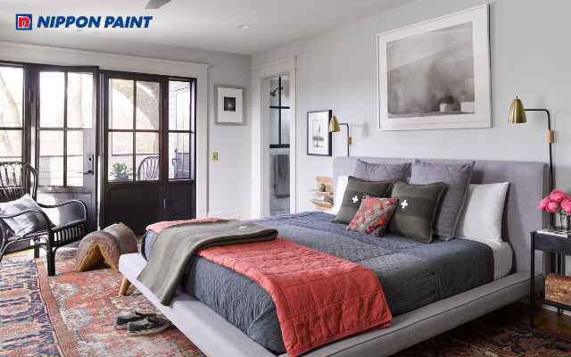 Phòng ngủ màu xám hiện đại kết hợp nội thất sáng màu và ánh sáng tự nhiên