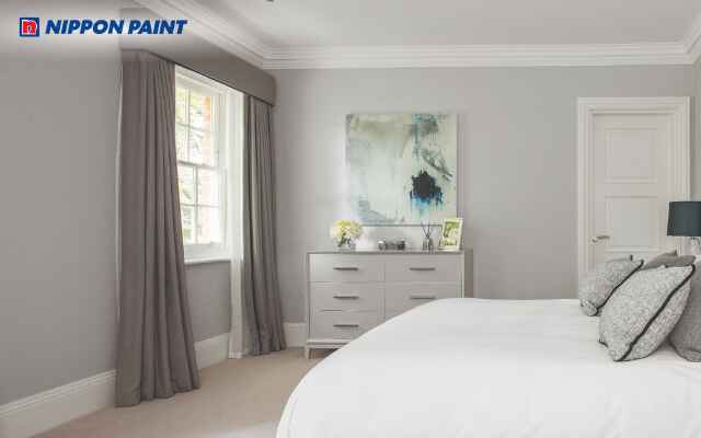 Không gian phòng ngủ màu xám trắng kết hợp rèm mỏng tạo cảm giác rộng rãi