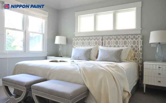 Nội thất sáng màu giúp cân bằng sắc xám và tạo không gian thoải mái