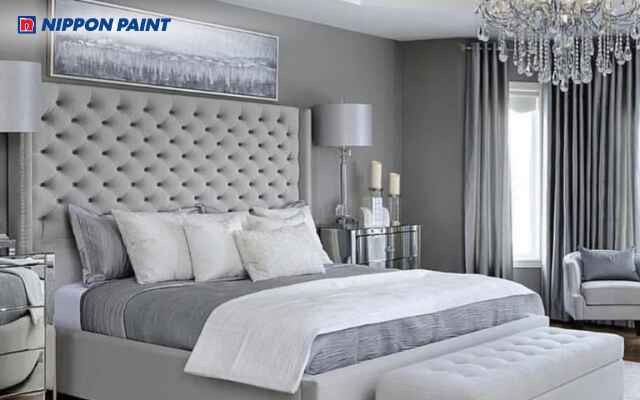 Phòng ngủ xám khói hiện đại với đèn trang trí tạo điểm nhấn tinh tế