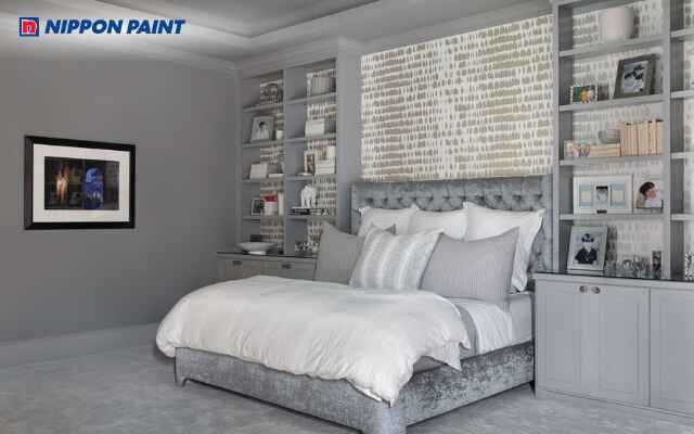 Phòng ngủ màu xám khói ấn tượng với ánh sáng vàng và nội thất tối giản