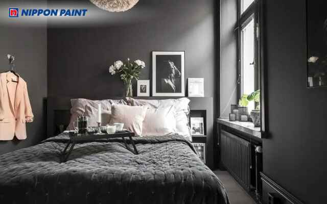 Thiết kế xám đen hiện đại với tranh treo tường và thảm trải sàn sang trọng