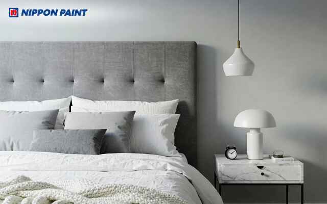 Thiết kế phòng ngủ xám trắng tinh tế với tường sơn nhạt và nội thất tối giản