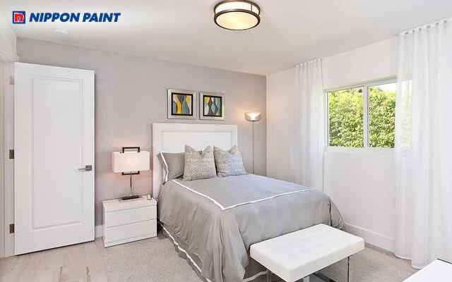 Phòng ngủ xám trắng hiện đại với ánh sáng vàng nhẹ và đồ decor sang trọng