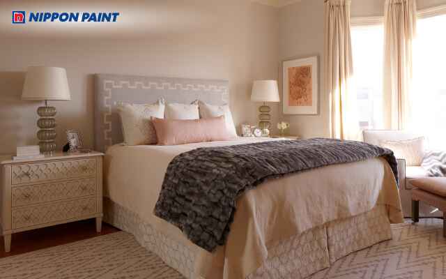 Thiết kế xám hồng tinh tế với tranh treo tường và thảm trải sàn hài hòa