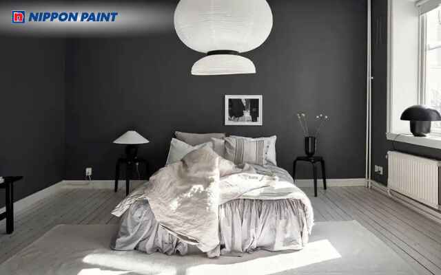 Phòng ngủ màu xám đen huyền bí với nội thất sáng màu và ánh sáng vàng tinh tế