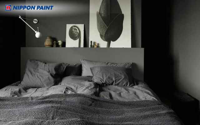 Không gian xám đen kết hợp giường gỗ sáng và rèm cửa mỏng hài hòa