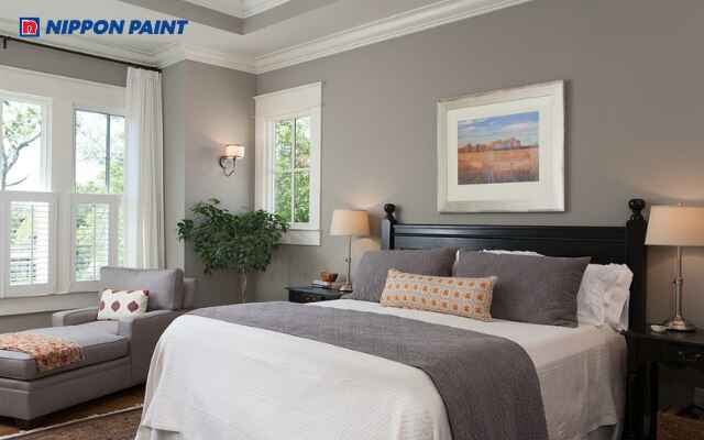 Sơn màu xám nhạt toàn phòng giúp tạo cảm giác nhẹ nhàng và thư thái