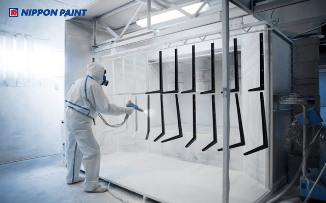 Thi công sơn bằng máy phun để đảm bảo lớp sơn đều, mịn