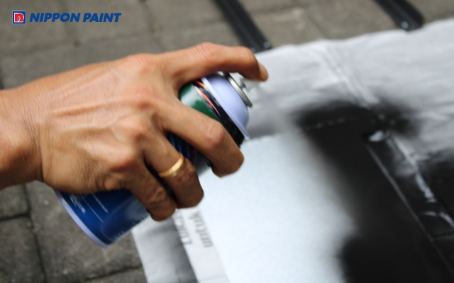 Sơn xịt cho kim loại dạng lon xịt tiện lợi, dễ dàng thao tác