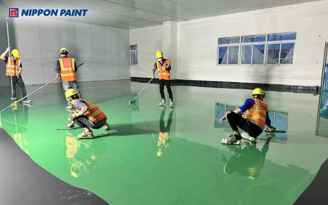 Thi công sơn đúng quy trình giúp sàn bền, phẳng và dễ vệ sinh