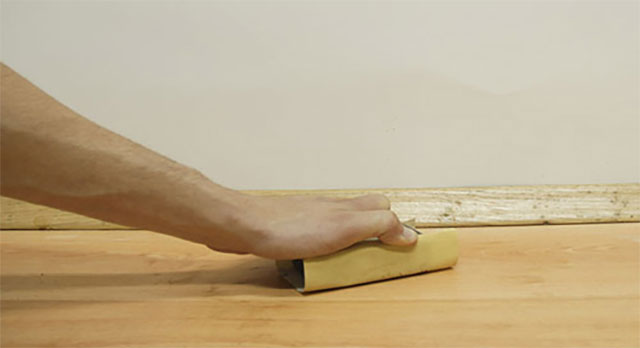 Vệ sinh sàn gỗ một lần nữa để đảm bảo độ phẳng mịn của bề mặt trước khi sơn