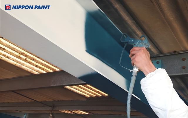 Sơn sắt công nghiệp vừa giúp bảo vệ bề mặt vật liệu, vừa tăng tính thẩm mỹ
