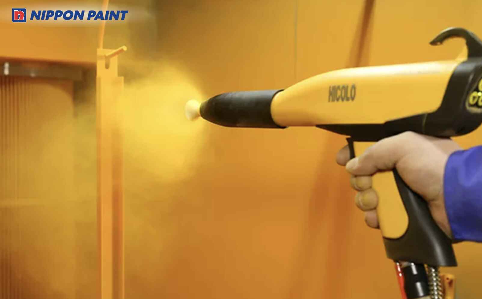 Thực hiện phun sơn tĩnh điện theo quy trình kỹ thuật