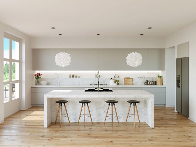 Tường bếp màu xám trắng phối hợp với sàn gỗ