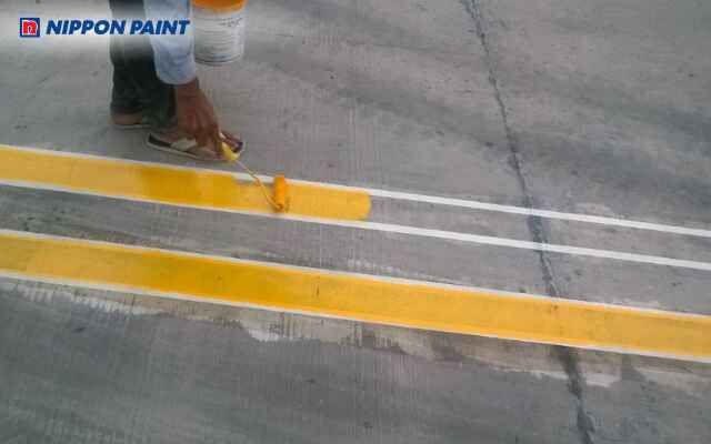 Sơn lạnh là loại sơn pha sẵn, dùng cọ, súng phun hoặc lu để thi công