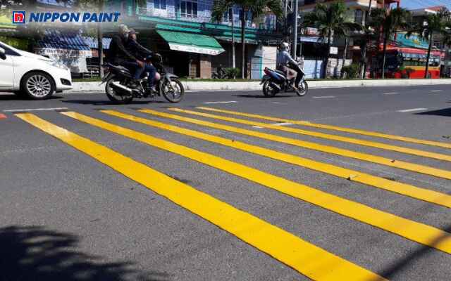 Sơn vạch có ưu điểm bền màu nhưng yêu cầu kỹ thuật thi công cẩn thận