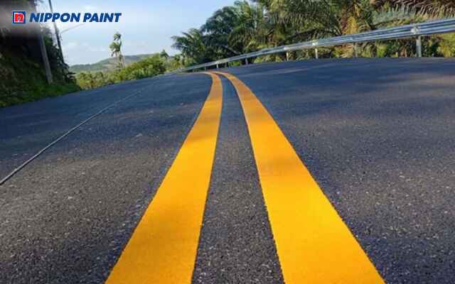 Sơn phản quang chứa hạt phản chiếu giúp vạch nổi bật vào ban đêm