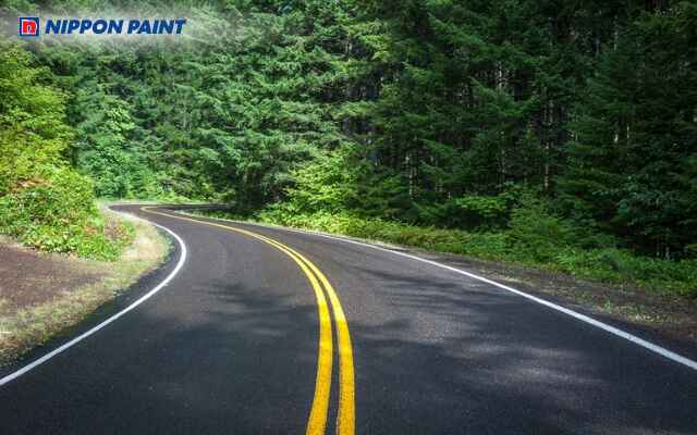 Vạch trắng phân làn cùng chiều, vạch vàng phân chia chiều đi ngược nhau