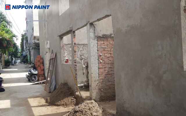 Tưới nước đúng tần suất giúp lớp vữa đông cứng đều và hạn chế nứt