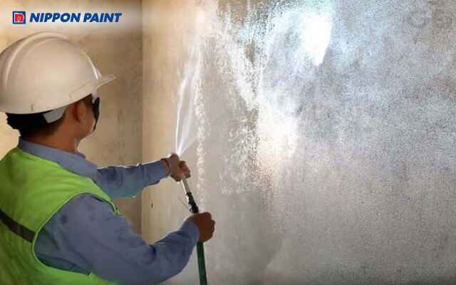 Lớp vữa trát cần tưới nước để đạt độ bền và hạn chế nứt chân chim