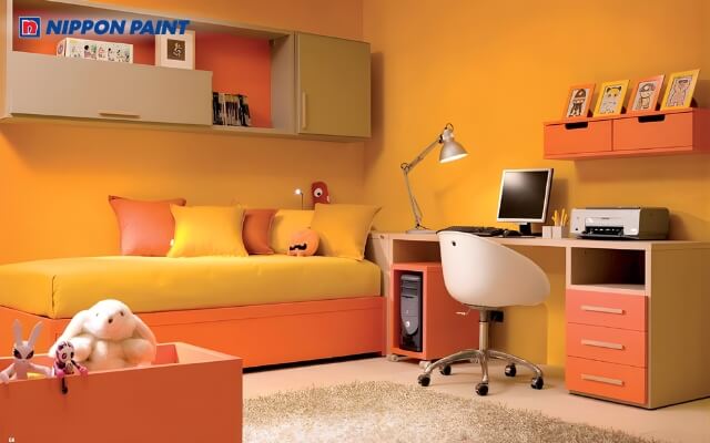 Phòng làm việc có màu cam chủ đạo, bàn gỗ, tăng hứng khởi và sáng tạo