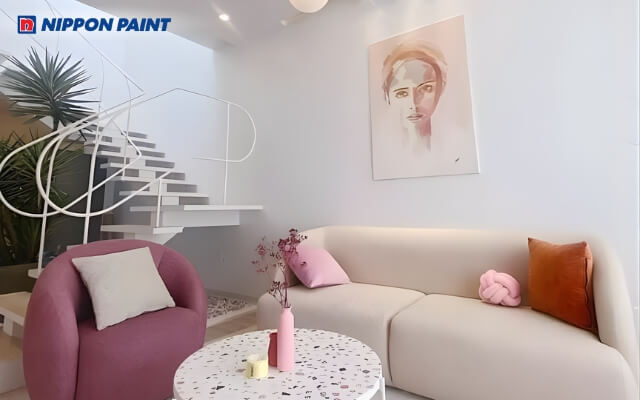 Phòng khách sơn tường trắng sứ, trang trí nội thất đồng điệu, không gian sáng và thanh thoát