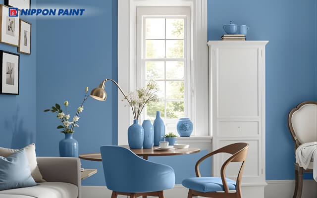 Tường phòng khách xanh dương, phối cửa và gối sáng màu, không gian thanh bình