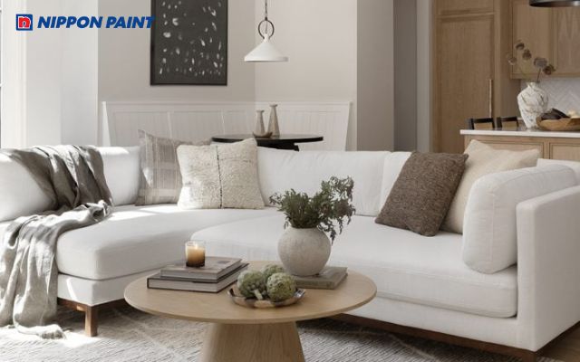 Nhà sơn màu trắng ngà kết hợp cùng trần xám nhạt