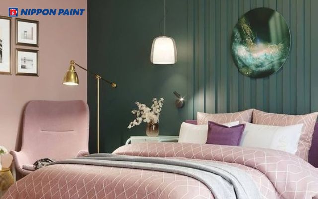 Tường hồng phấn làm nền, điểm nhấn xanh lá pastel