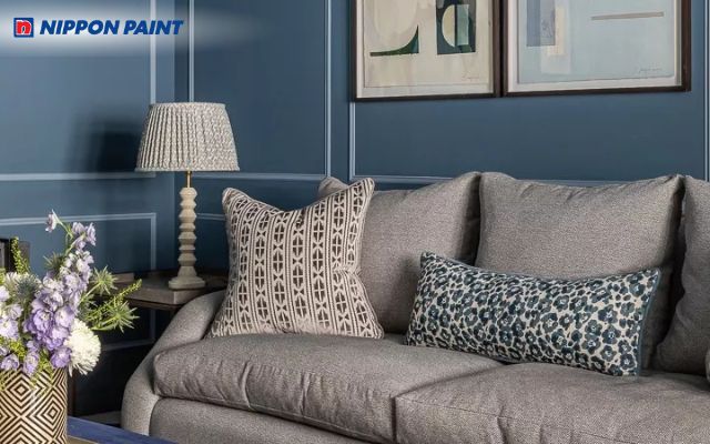 Tường xanh dương ghi làm nền, phối cùng trắng kem