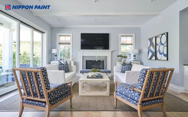 Nhà sơn xanh dương nhạt làm chủ đạo, kết hợp trần trắng sáng