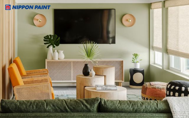 Nhà sơn xanh lá nhạt làm chủ đạo, kết hợp trần trắng kem