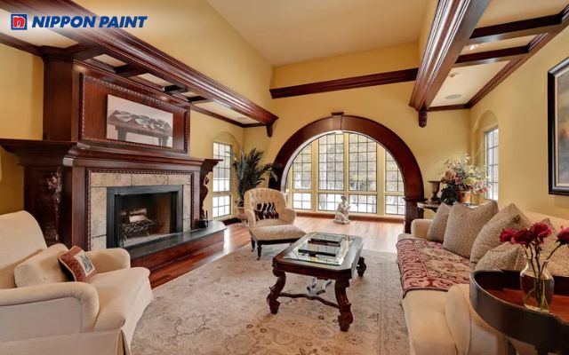 Tường vàng nhạt làm nền với điểm nhấn nâu đất sáng